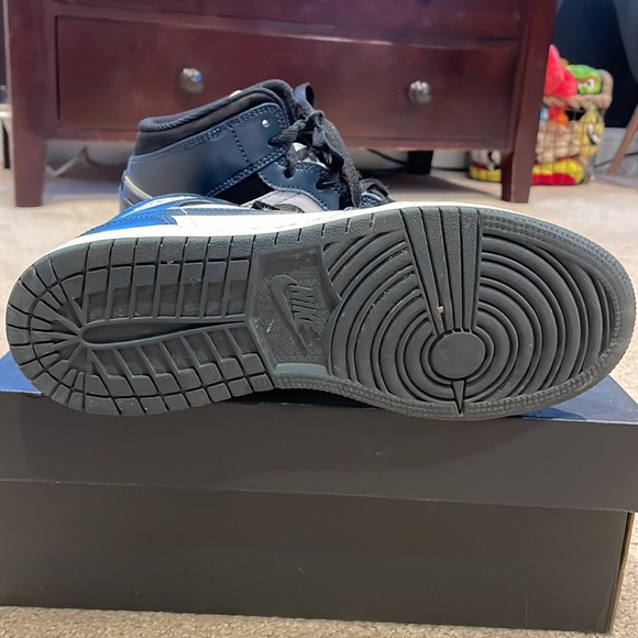 Air Jordan 1 Mid GS - Picture 2 of 7